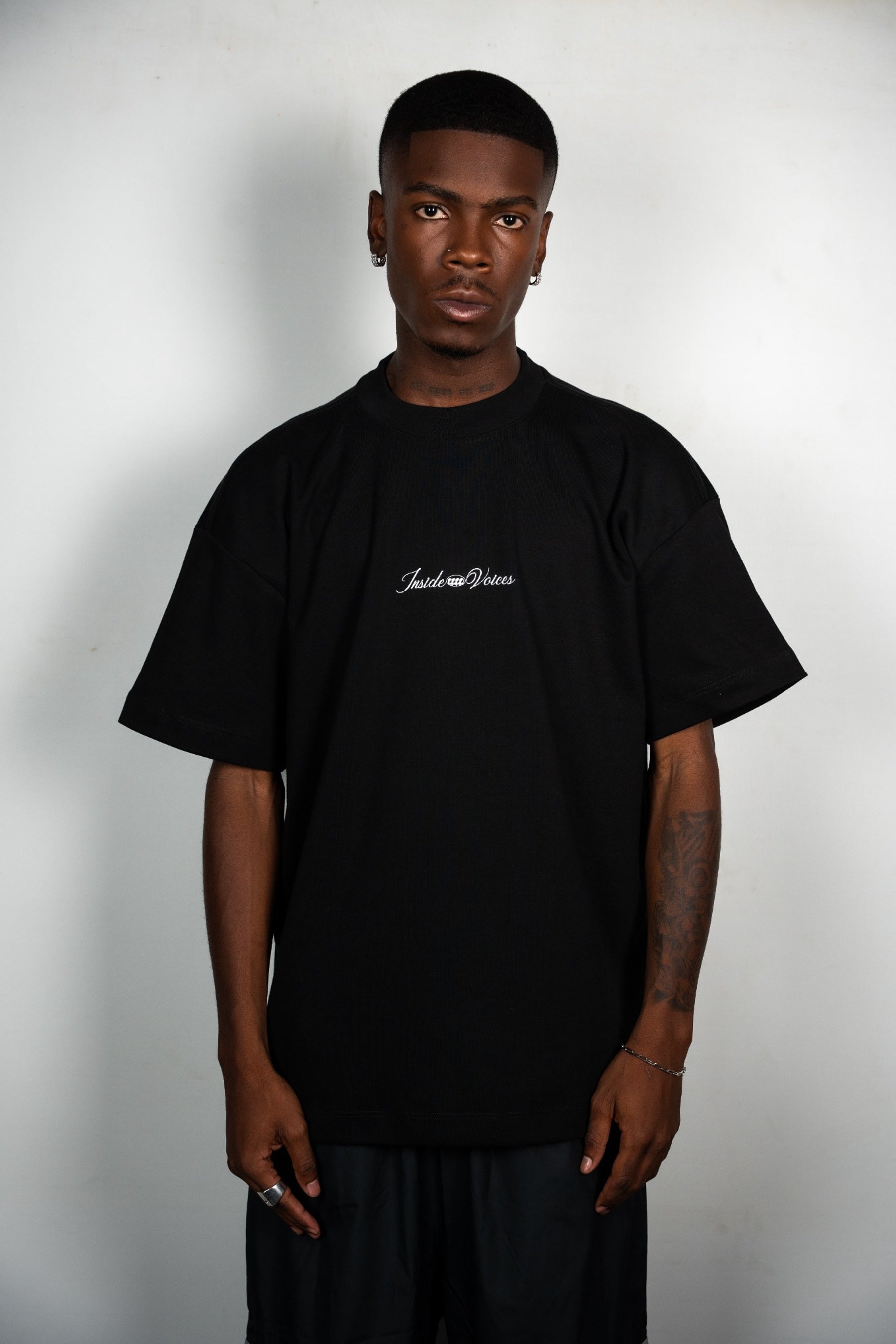 CAMISETA BASIC LOGO [NEGRO]