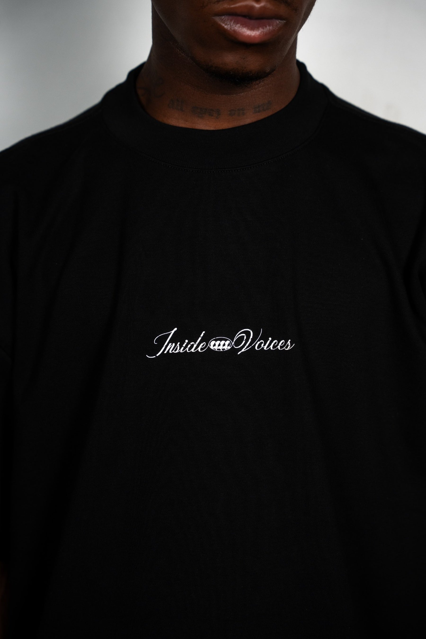 CAMISETA BASIC LOGO [NEGRO]